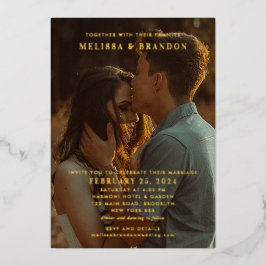 Elegantes Gold Script Overlay Foto Hochzeit Folieneinladung