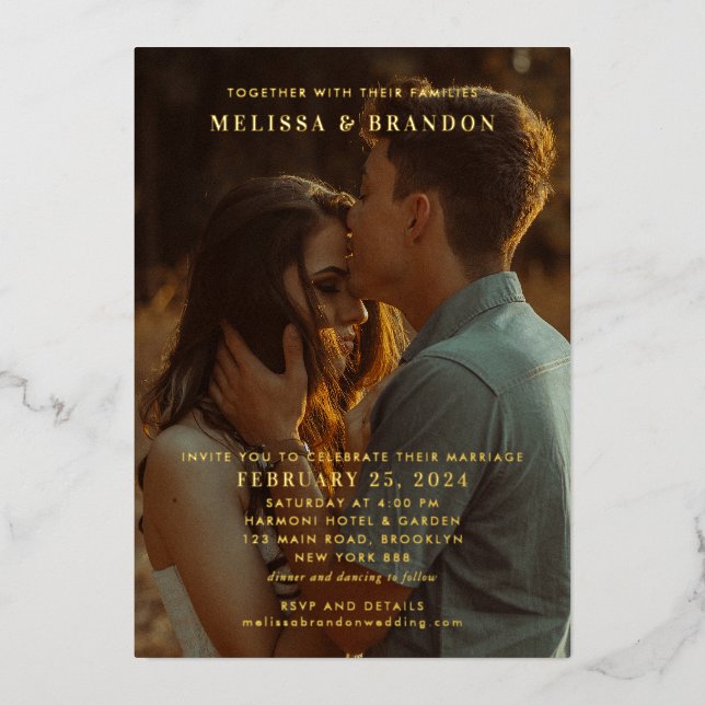Elegantes Gold Script Overlay Foto Hochzeit Folieneinladung (Vorderseite)