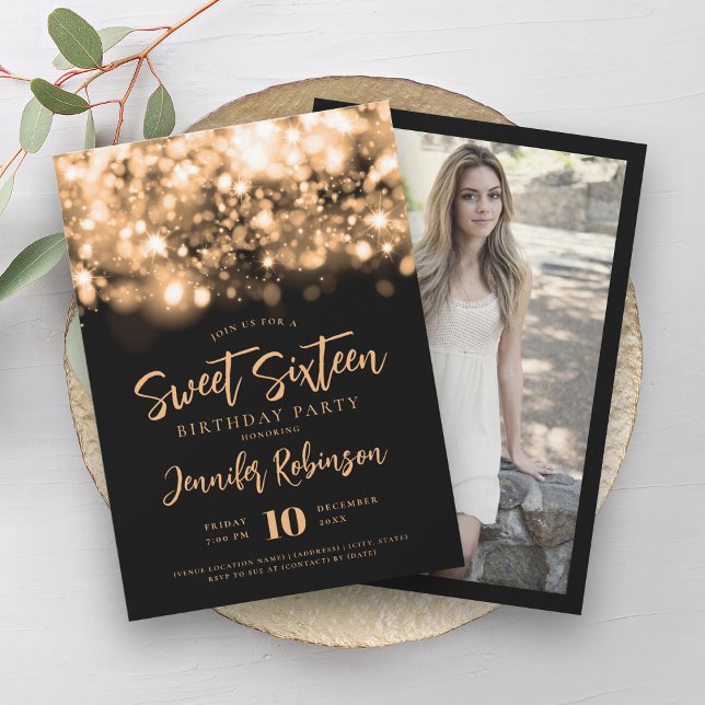 Elegantes Gold Sparkle Lights Foto Sweet 16 Einladung (Elegant Gold Sparkle Lights Photo Sweet 16 Invitation)