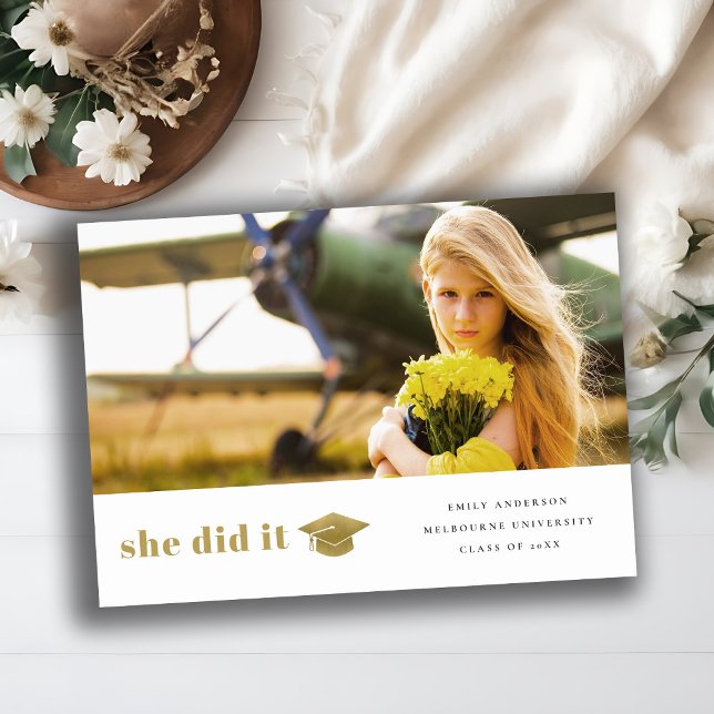 Elegantes Gold Typografy Graduation Cap Foto Ankündigung (Von Creator hochgeladen)