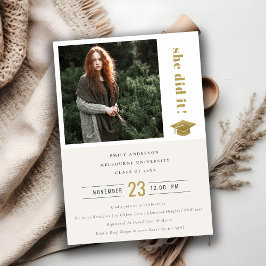 Elegantes Gold Typografy Graduation Cap Foto Einladung
