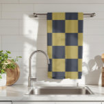 Elegantes Gold- und Navy-Blue-Checkered-Muster Geschirrtuch<br><div class="desc">Das Gold & Navy Blue Schachmuster ist ein zeitloses und raffiniertes Design, das das luxuriöse Glühen von Gold mit der tiefen, reichen Farbe von Marineblau verbindet. Die symmetrische Anordnung der Quadrate schafft einen kühlen, aber dennoch raffinierten visuellen Effekt, der dieses Muster zu einer perfekten Wahl sowohl für klassische als auch...</div>