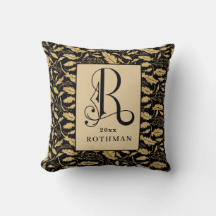 Elegantes Gold- und Schwarz-Scroll-Typografie-Mono Kissen