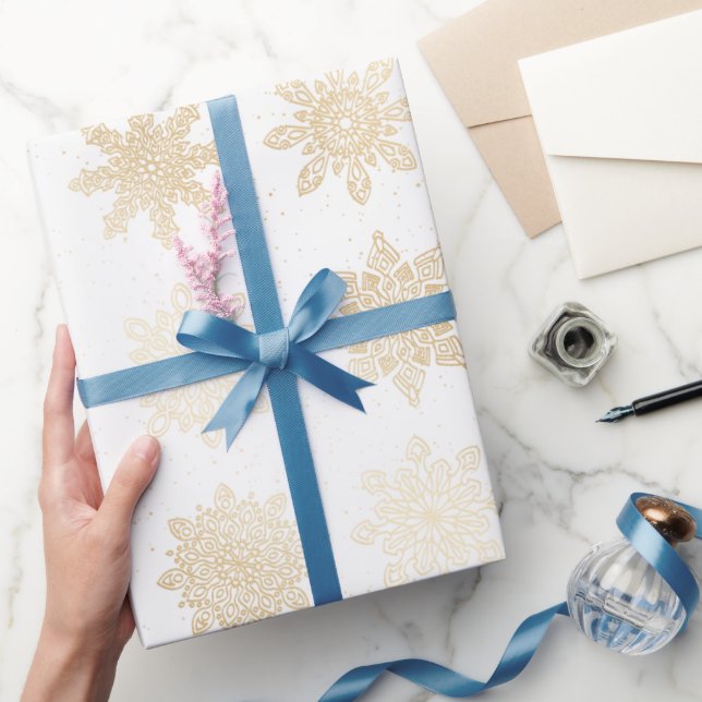 Elegantes Gold & White Snowflake Weihnachtsmuster Geschenkpapier (Schenken)