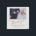 Elegantes Golden Script Wedding Foto Vielen Dank Steinmagnet<br><div class="desc">Elegantes Golden Script Hochzeit Foto Danke Stone Magnet. Ein Magnet für Gastgeschenk Hochzeiten mit einem individuellen Hochzeitsfest-Foto,  Braut- und Bräutigam-Namen und dem Hochzeitsdatum - personalisieren Sie mit Ihren Namen und Datum und legen Sie Ihr Foto in die Vorlage ein. Ein guter Weg,  um Ihren Hochzeitsgästen zu danken</div>