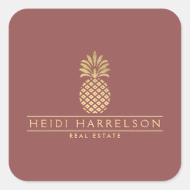 Elegantes goldenes Ananas-Logo auf Dusky Rot Quadratischer Aufkleber