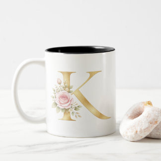 Elegantes goldenes Blumeninitial K-Logo Zweifarbige Tasse
