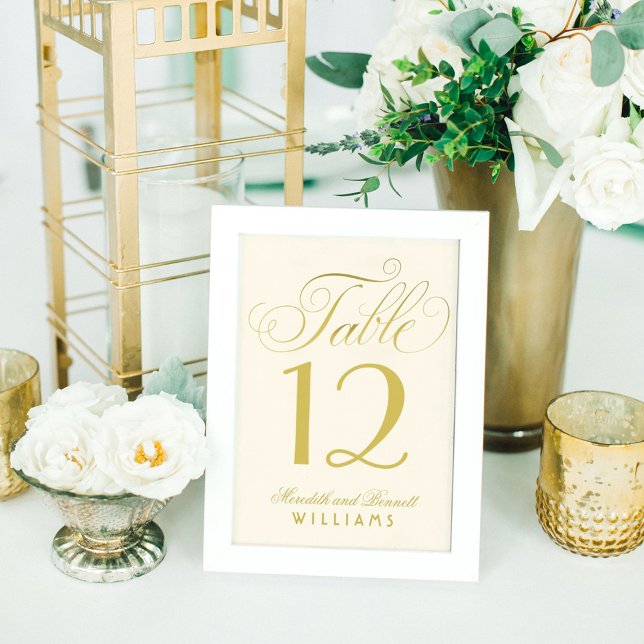 Elegantes goldenes Kalligrafie-Script Monogramm Tischnummer (Von Creator hochgeladen)