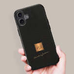 Elegantes goldfarbenes mit Monogramm Drehbuch mit  iPhone 16 Hülle<br><div class="desc">Das mit Monogramm iPhone-Gehäuse mit einem goldenen Imitat und einem eleganten schwarzen Leder-Look (DRUCKT,  NOT REAL LEATHER TEXTURE) ist ein trendiger Luxus.              Personalisiere es mit dem Namen der weißen Skriptsignatur und den Initialen des Monogramms.</div>