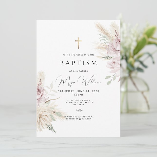 Elegantes Goldkreuz und rosa Blume boho Taufe Einladung (Stehend Vorderseite)