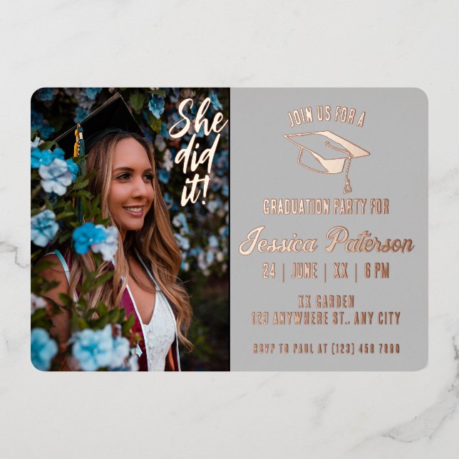 Elegantes Graduierungsparty Foto Moderner Stil Folieneinladung (Vorderseite)