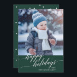 Elegantes Green Calligraphy Happy Holidays Foto Feiertagskarte<br><div class="desc">Diese elegante grüne Kalligraphie Happy Holidays Fotokarte ist die perfekte einfache Urlaubskarte. Das Design besticht durch eine moderne Fotokarte mit romantischer und skurriler Typografie und einem Polka-Dot-Trägermaterial. Personalisieren Sie die Karte mit Ihrem Familiennamen und Jahr.</div>