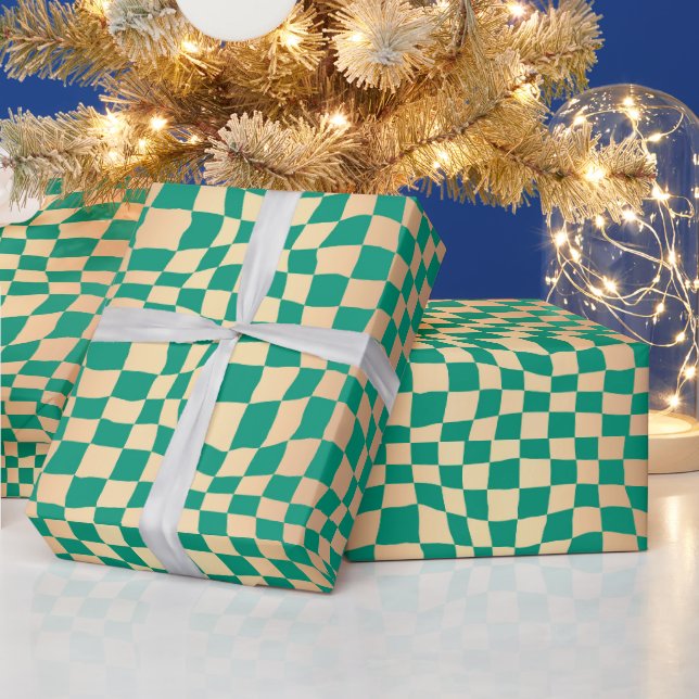 Elegantes Green und Gold Wavy Schachbrett Muster Geschenkpapier (Feiertage)