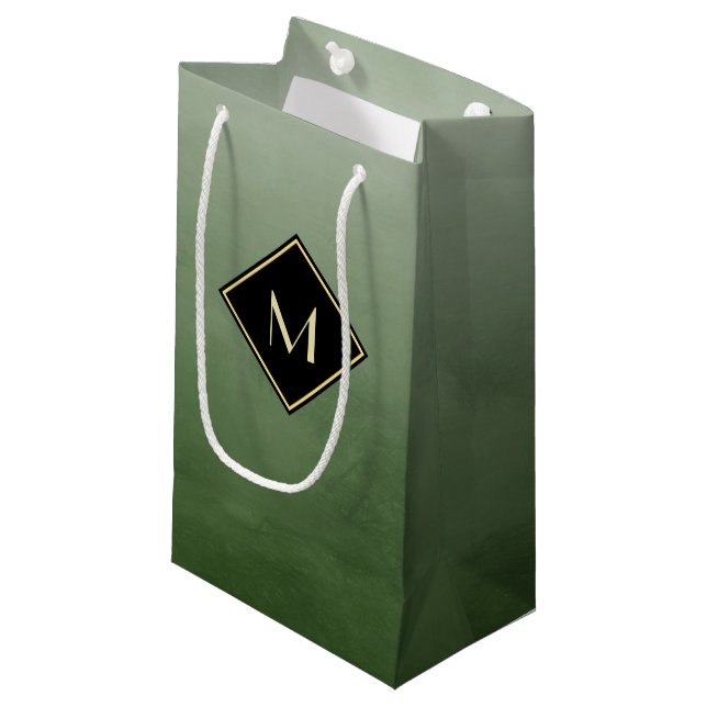 Elegantes Grün mit einfachem Gold Monogramm Kleine Geschenktüte (Vorderseite Schrägansicht)
