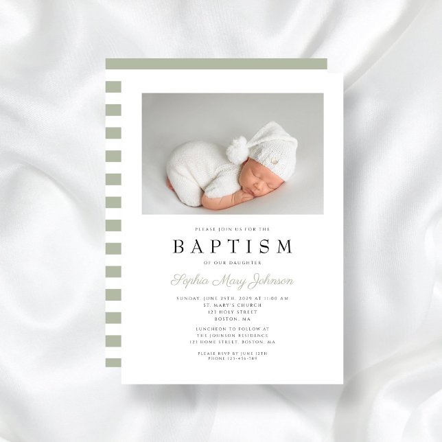 Elegantes Grün Streifen Foto Taufe Einladung (Elegant Sage Green Stripes Photo Baptism Invitation)