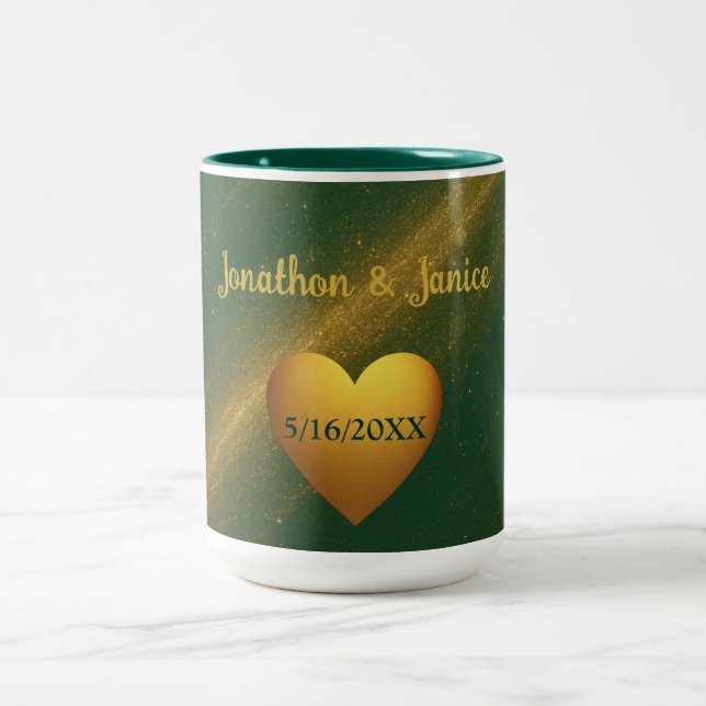 Elegantes Grün- und Goldhochzeitdatum Zweifarbige Tasse (Mittel)