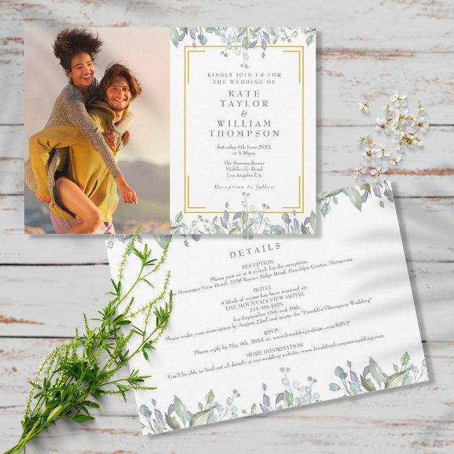 Elegantes grünes Foto mit Blumen auf einer Hochzei Einladung (Von Creator hochgeladen)