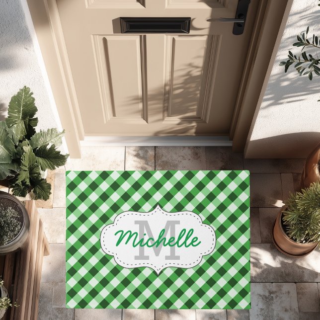Elegantes grünes Gingham-Muster personalisierter N Fußmatte (Von Creator hochgeladen)