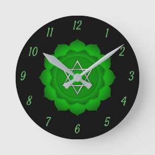Elegantes grünes Herz Chakra Chi Zen Yoga Spiritu Runde Wanduhr