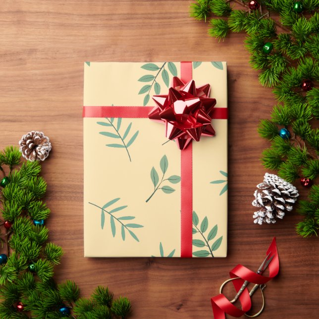 Elegantes grünes Leaf-Wrapping Paper über Beige Geschenkpapier (Feiertagsgeschenk)
