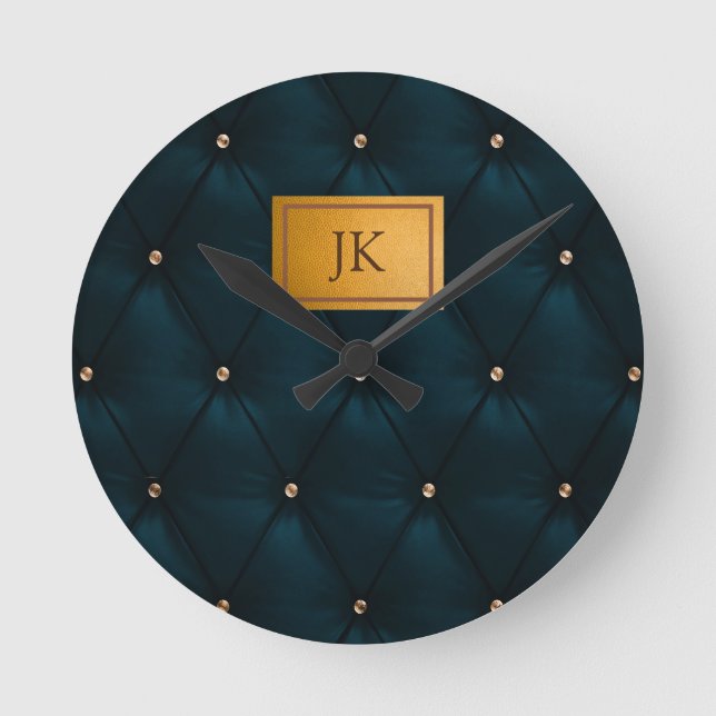 Elegantes grünes Leder, Diamanten, Monogramm Runde Wanduhr (Vorderseite)