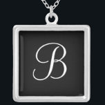 Elegantes hängendes Halsketten-Schwarzes des Versilberte Kette<br><div class="desc">Elegante Monogramm-Anhänger-Halsketten. Ausgewählt "fertigen Sie ihn" besonders an,  um den Buchstaben,  die Farbe,  die Hintergrundfarbe und den Schriftart zu ändern,  um Ihre hängende Halskette,  einschließlich das Addieren des zusätzlichen Textes zu personifizieren. Macht ein perfektes Geschenk.</div>