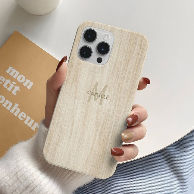 Elegantes, hellbeiges Holzeffekt Monogramm iPhone 16 Pro Hülle (Von Creator hochgeladen)