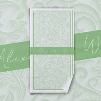 Elegantes, hellolivfarbenes, florales Damast-Monog Strandtuch