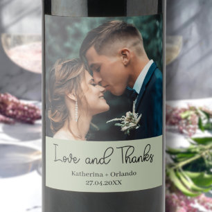 Elegantes Hochzeitsfoto in Salbeigrün 'Liebe und D Weinetikett
