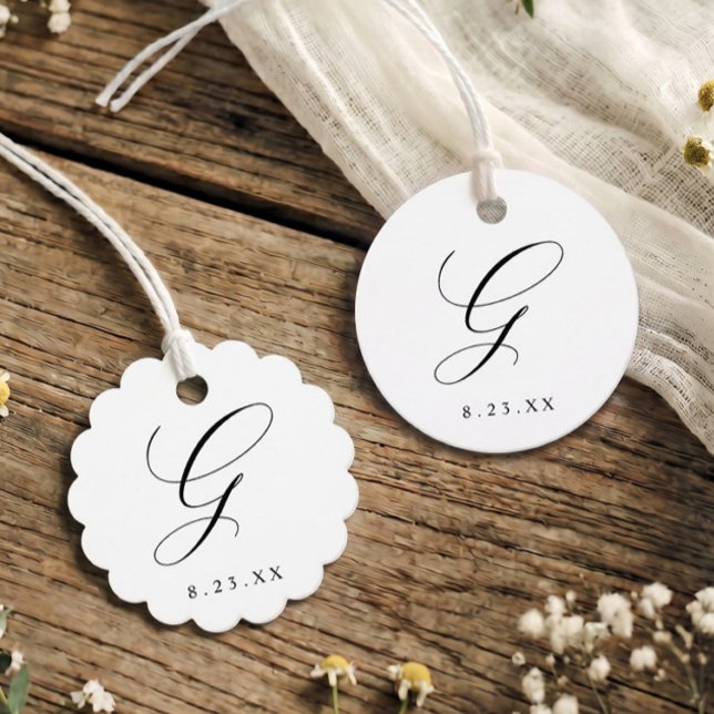 Elegantes Hochzeitsmonogramm Initiale G Geschenkanhänger (Elegant round and scalloped wedding favor tags with calligraphy monogram initial G.)