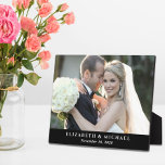 Elegantes Hochzeitsstil Personalisiertes Foto Fotoplatte<br><div class="desc">Die schwarze Foto-Plakette für Hochzeiten,  um Ihren besonderen Tag zu feiern,  an dem Ihr Lieblingsessen Foto vorgestellt wird. Personalisieren Sie mit Ihren Namen und Hochzeitsdatum in eleganter weißer Typografie.</div>