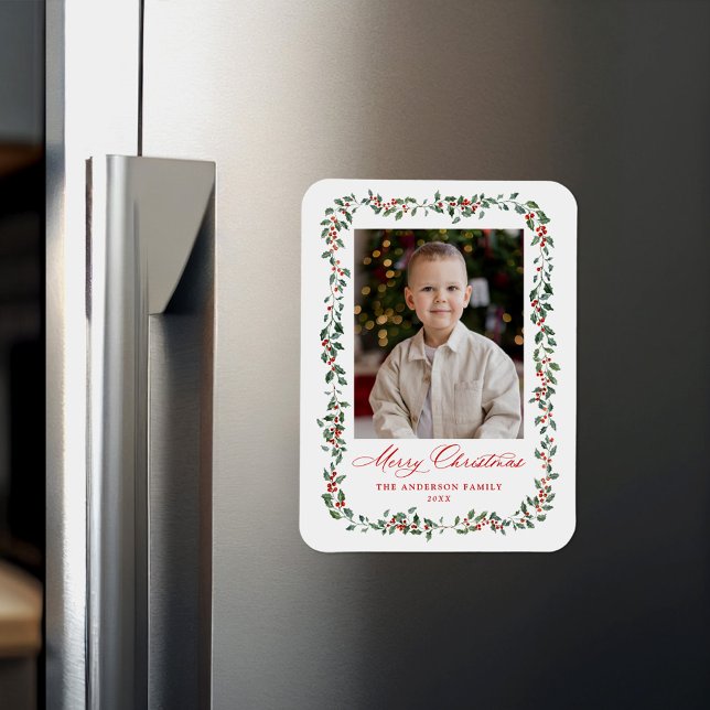 Elegantes Holly Berries and Greenery Holiday Foto Magnet (Von Creator hochgeladen)