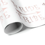 Elegantes Imitat Rose Gold Braut Stammesdesign Geschenkpapier<br><div class="desc">Das trendige und stilvolle Design,  das Imitate Rose Gold "Brautstamm" Text und einen Pfeil darstellt. Sie können das Produkt anpassen,  indem Sie die Hintergrundfarbe auswählen.</div>