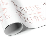 Elegantes Imitat Rose Gold Braut Stammesdesign Geschenkpapier<br><div class="desc">Das trendige und stilvolle Design,  das Imitate Rose Gold "Brautstamm" Text und einen Pfeil darstellt. Sie können das Produkt anpassen,  indem Sie die Hintergrundfarbe auswählen.</div>