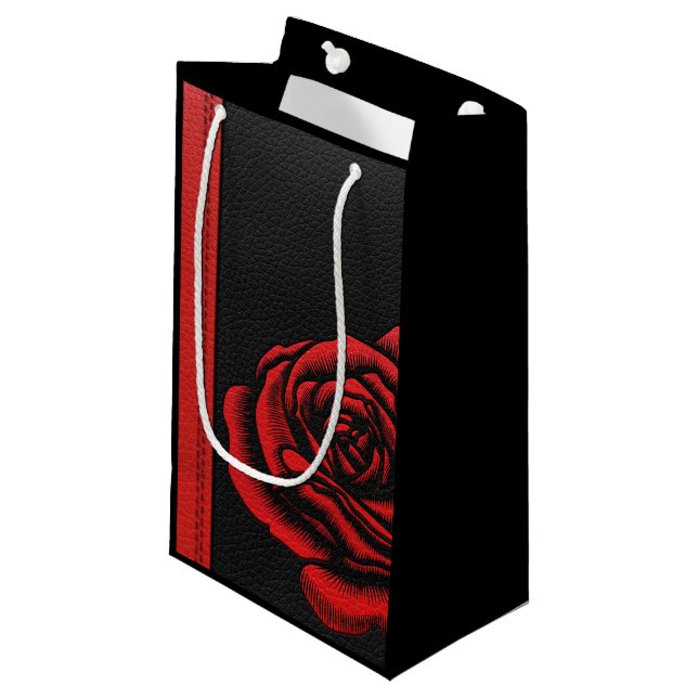 Elegantes Imitat-Schwarz-rote lederne Rose Kleine Geschenktüte (Vorderseite Schrägansicht)