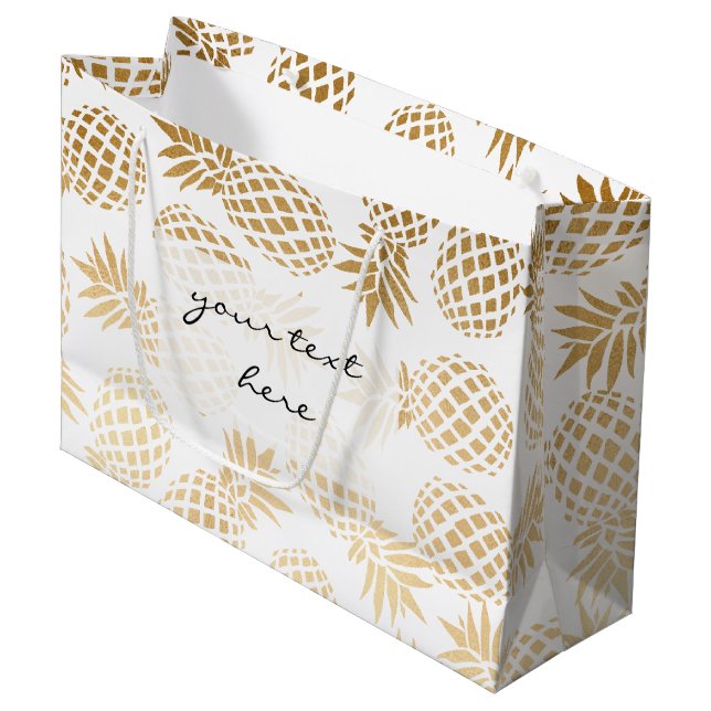 elegantes Imitatgoldtropisches Ananasmuster Große Geschenktüte (Vorderseite Schrägansicht)