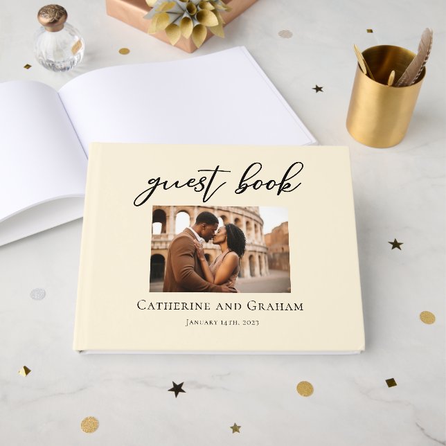 Elegantes Ivory Minimalistisch Couple Foto Wedding Gästebuch (Vorderseite Offen)