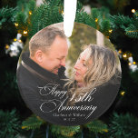 Elegantes Jubiläum Couple Foto Ornament<br><div class="desc">Feiern Sie Ihre Liebe mit unserem eleganten Jubiläum Couple Foto Ornament,  mit Ihrem Lieblingspärchen Foto und personalisiertem Jubiläum in eleganter Kalligrafie. Dieser moderne Sake ist der perfekte Weg,  um Ihren besonderen Tag zu ehren und es zu einem nachdenklichen und zeitlosen Geschenk für jedes Jubiläum zu machen!</div>