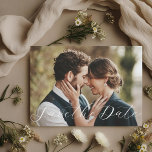 Elegantes Kalligrafisches Foto Save the Date<br><div class="desc">Eine individuell gestaltete Hochzeit spart die Dattelkarte mit schlichter Gestaltung und eleganter Kalligrafie.</div>