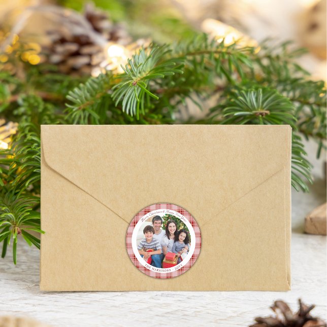 Elegantes Kariertes Weihnachtsfest Foto Runder Aufkleber (Elegant Red Plaid Christmas Holiday Photo Classic Round Sticker)