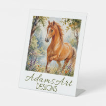Elegantes kastanienbraunes Pferd am Flussufer Aqua