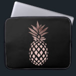 elegantes klares Imitat-Rosen-Goldtropische Ananas Laptopschutzhülle<br><div class="desc">Minimalistischer und stilvoller Entwurf,  der Imitat-Rosen-Goldananas darstellt. Sie können die Hintergrundfarbe wählen.</div>