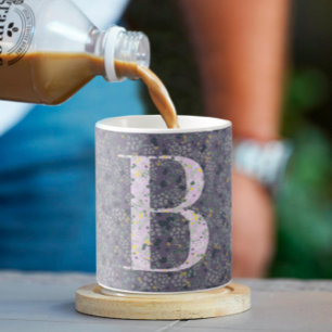 Elegantes, klassisches Monogramm mit Blumen in lil Kaffeetasse