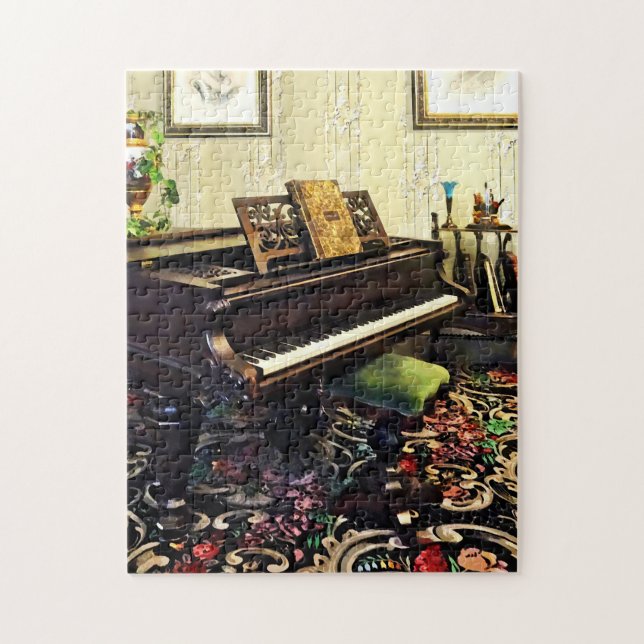 Elegantes Klavier im Viktorianischen Saal (Vertikal)