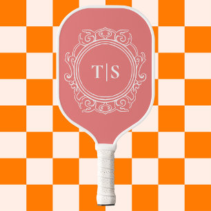 Elegantes Korallenrosa-Ornament-Monogramm Pickleball Schläger