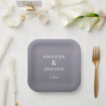 Elegantes Lavendel Minimalistisches Pappteller<br><div class="desc">Diese elegante Hochzeitstafel zeigt ein minimalistisches Design mit einem Farbverlauf in Lavendel- und Lila-Tönen, wodurch eine weiche und anspruchsvolle Atmosphäre entsteht. Die zentrierte Komposition hebt die Namen "Amanda & Jordan" in sauberer, sans-serif-Schrift hervor, ergänzt durch kleinere Serifenschriften für Orts- und Datumsangaben, um Klarheit und Fokus zu gewährleisten. Das Fehlen zusätzlicher...</div>