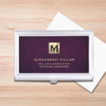 Elegantes Leather Luxury Gold Monogram Visitenkarten Dose<br><div class="desc">Einfaches modernes Luxus-Design mit gebürstetem Gold-Original-Logo-Medaillon mit personalisiertem Namen,  Firmenname oder Sondertext unten in klassischer Blocktypografie auf lila Ledertexturhintergrund. Personalisieren Sie Ihre individuelle Verwendung.</div>
