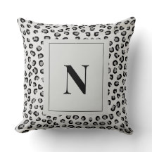 Elegantes Leopardenmuster-Monogramm-Wurfkissen