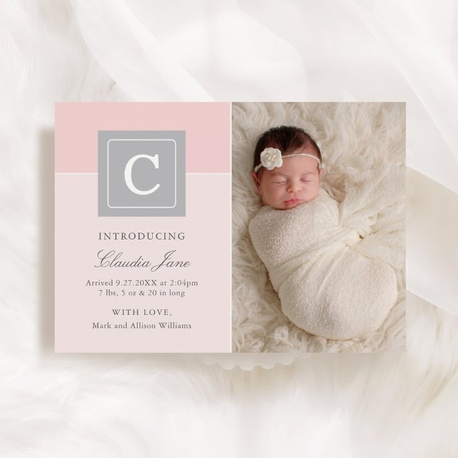 Elegantes Letter Block Baby Girl Foto Rosa Geburt Ankündigung (Von Creator hochgeladen)