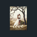 Elegantes Liebe-Skript Hochzeitsskript-Foto Leinwanddruck<br><div class="desc">Tauchen Sie ein in die verzauberte Verzauberung von frisch vermählten Glückseligkeiten mit dem Foto Canvas Print, einem exquisiten Porträt der Liebe, das an diesem magischen Tag geteilt wird. Diese gedehnte Leinwand ist nicht nur ein Schauspiel; sie ist die Leinwand Ihrer Liebe, ein ausgeklügeltes Emblem der gelobten Menschen und die lebenslange...</div>